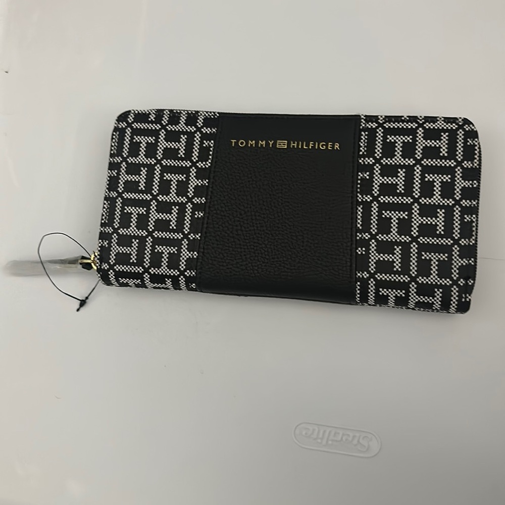 Tommy Hilfiger Logo Purse Wallet